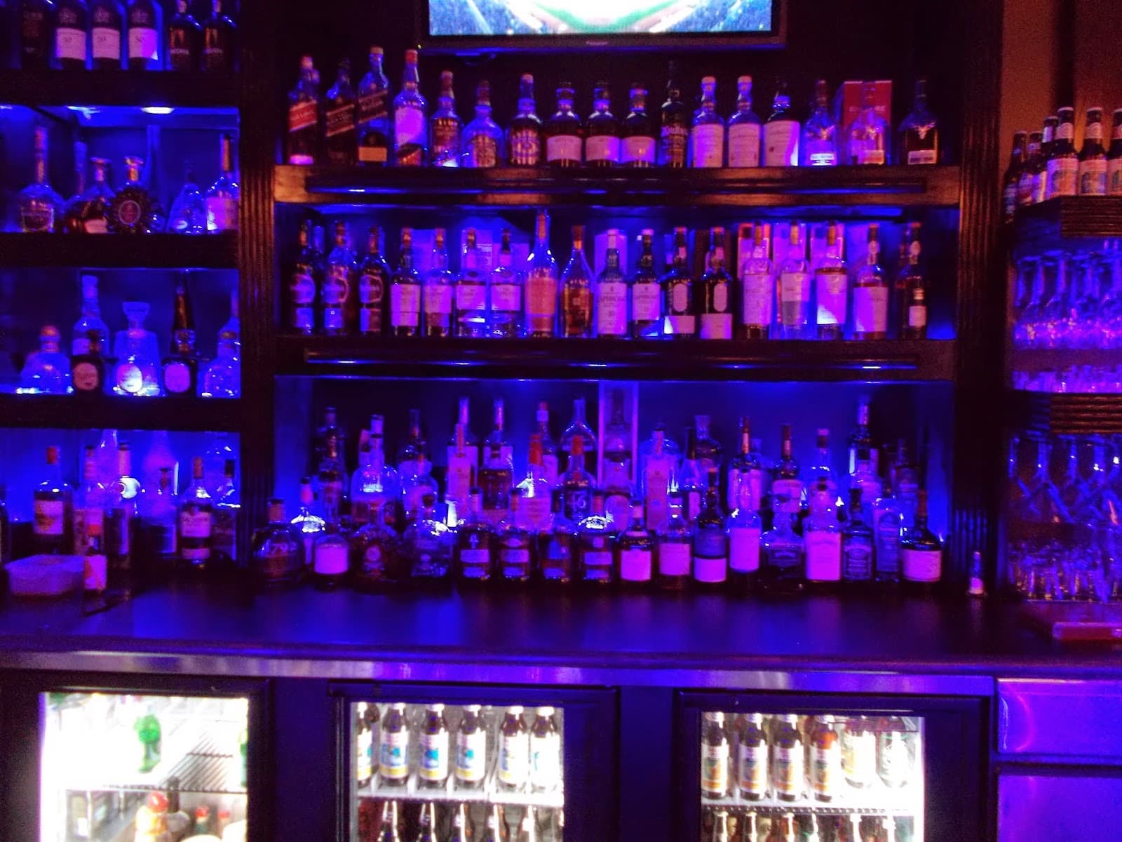 Cesar's Cigar and Wine Bar