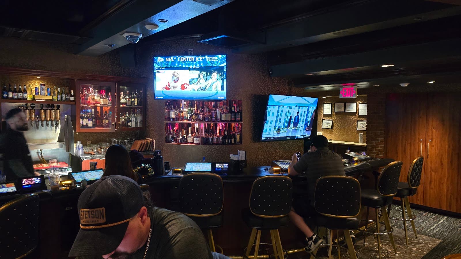 four queens cigar lounge
